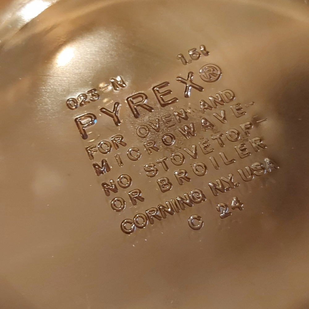Pyrex Corning Dish/ Baking Dish/ Casserole with lid. 1.5L - Picture 3 of 3